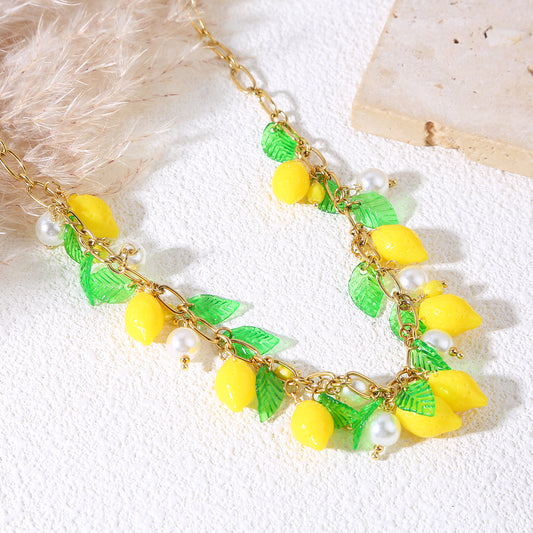 Collier chaîne dorée avec citrons et feuilles