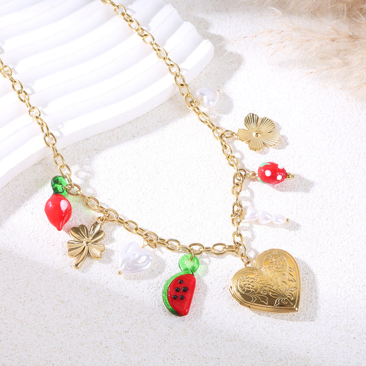 Collier chaîne dorée avec breoques cœur et pastèque