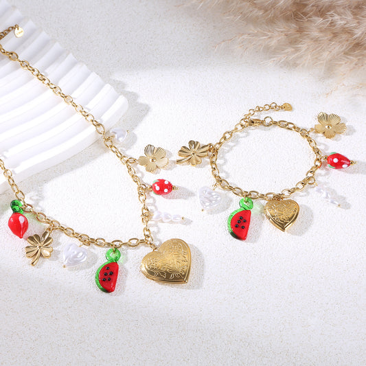 Collier chaîne dorée avec breoques cœur et pastèque