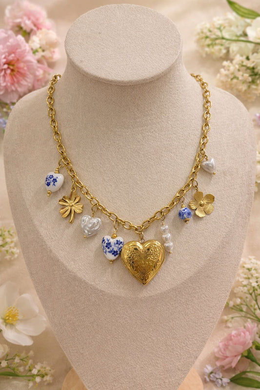 Collier chaîne dorée avec breloques porcelaine bleue cœur