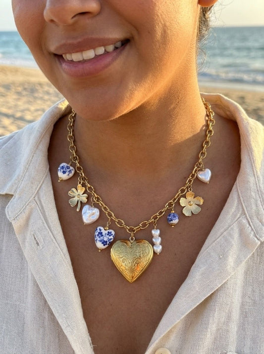 Collier chaîne dorée avec breloques porcelaine bleue cœur