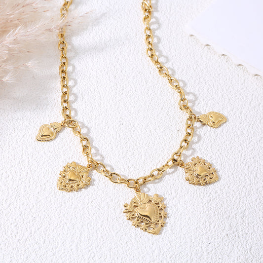 Collier doré avec breloques cœurs ex-voto
