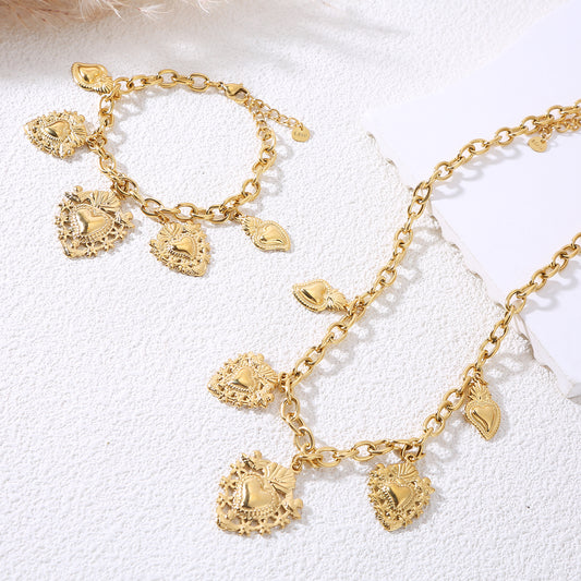 Collier doré avec breloques cœurs ex-voto