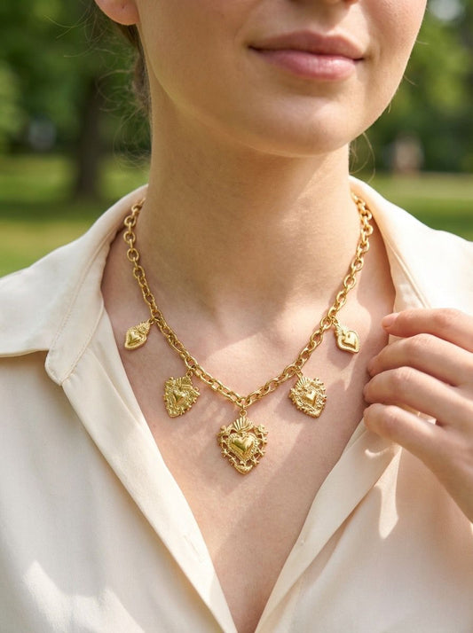 Collier doré avec breloques cœurs ex-voto