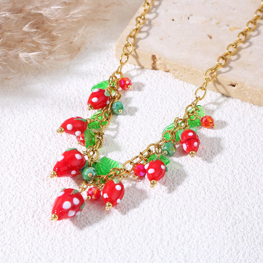 Collier chaîne dorée avec breloques fraises et feuilles