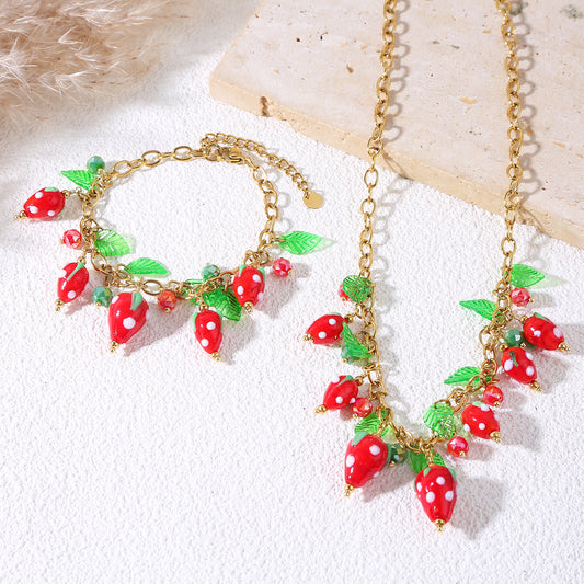 Collier chaîne dorée avec breloques fraises et feuilles