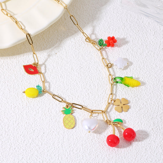 Collier chaîne dorée avec breloques fruitées
