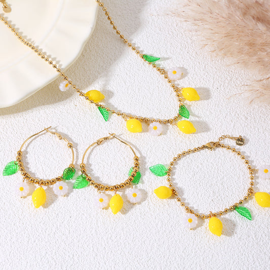 Collier chaîne boules dorées avec citrons marguerites et feuilles