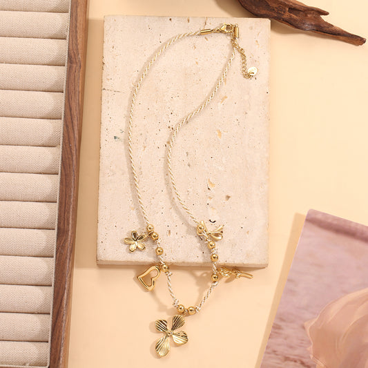 Collier Tressé Blanc Doré Avec Pendentifs Floraux Cœur Et Nœud