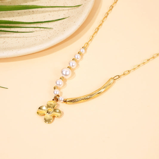 Collier Chaîne Dorée Fleur Raffinée Avec Perles Blanches