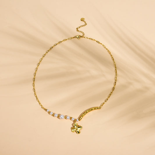 Collier Chaîne Dorée Fleur Raffinée Avec Perles Blanches