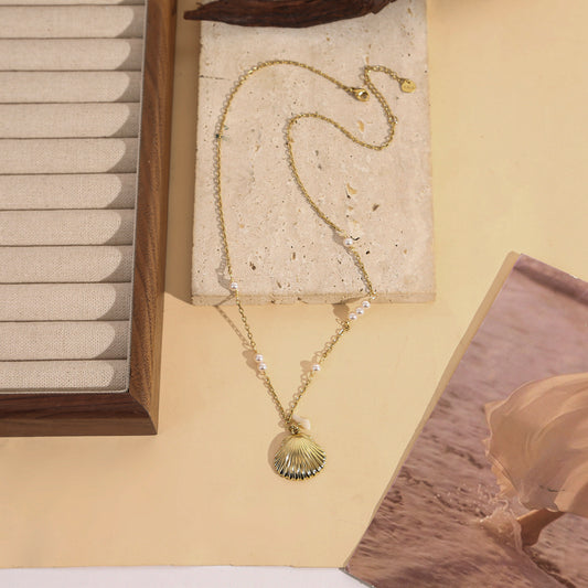 Collier Chaîne Fine Dorée Avec Perles Blanches Et Pendentif Coquillage