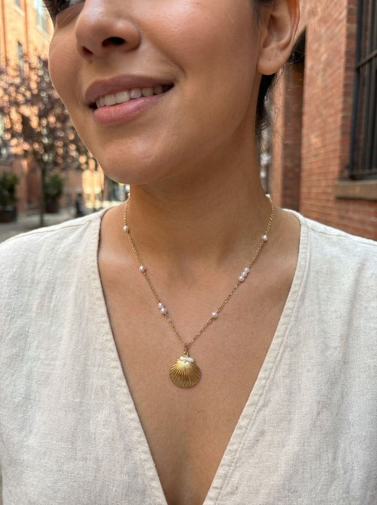 Collier Chaîne Fine Dorée Avec Perles Blanches Et Pendentif Coquillage