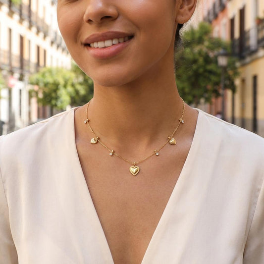 Collier chaîne fine orné de 3 pendentifs cœurs de tailles différentes