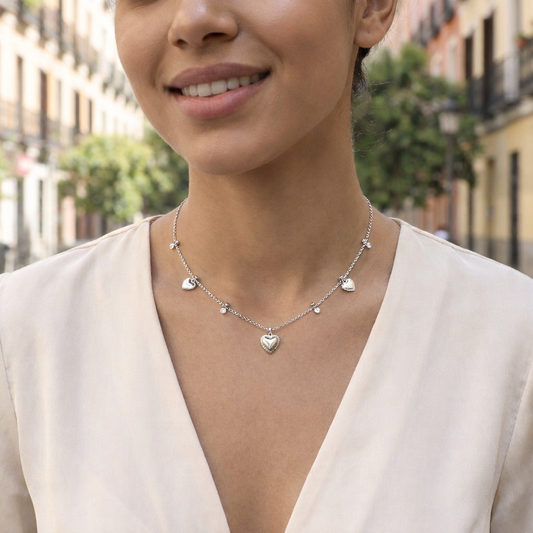 Collier chaîne fine orné de 3 pendentifs cœurs de tailles différentes