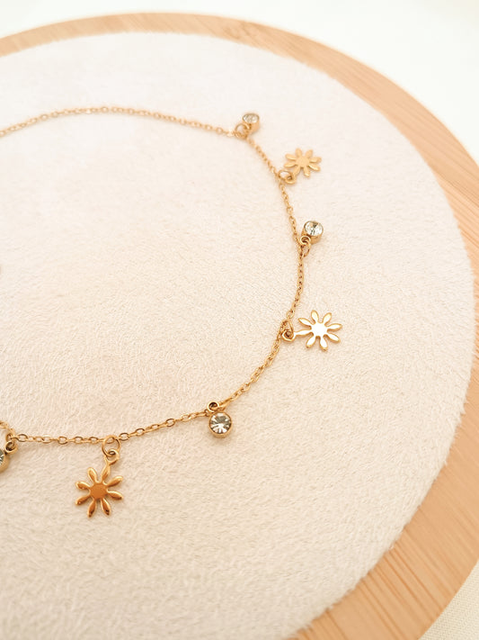 Chaîne de cheville dorée avec pendentifs fleurs et strass