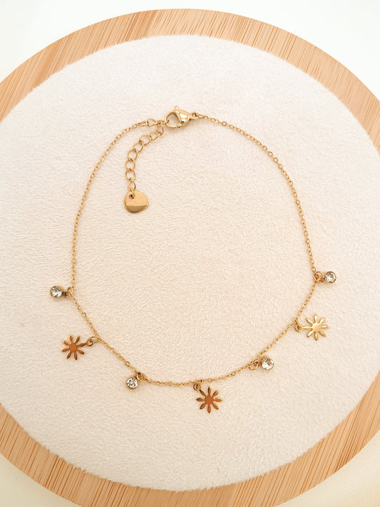 Chaîne de cheville dorée avec pendentifs fleurs et strass
