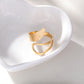Bague dorée ajustable par l'avant calin
