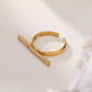 Bague dorée barre avec strass