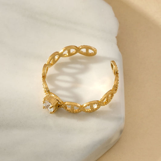 Bague dorée avec strass