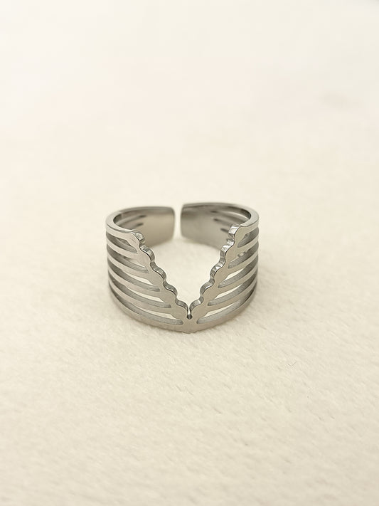 Bague argentée multi ligne en v