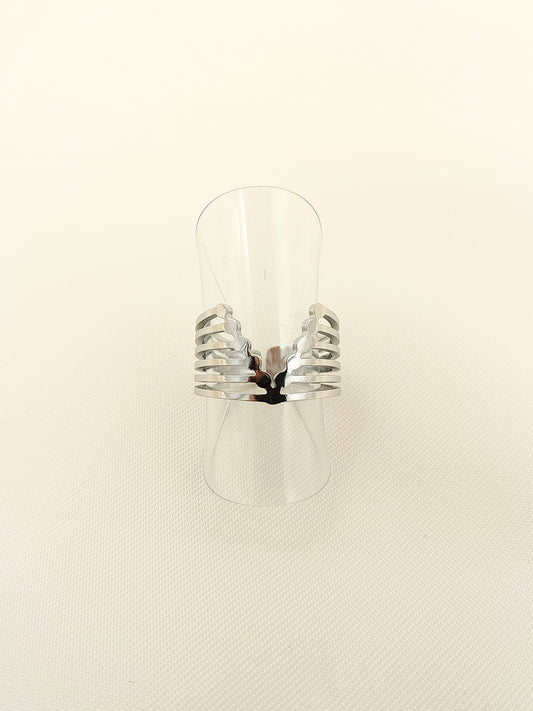 Bague argentée multi ligne en v