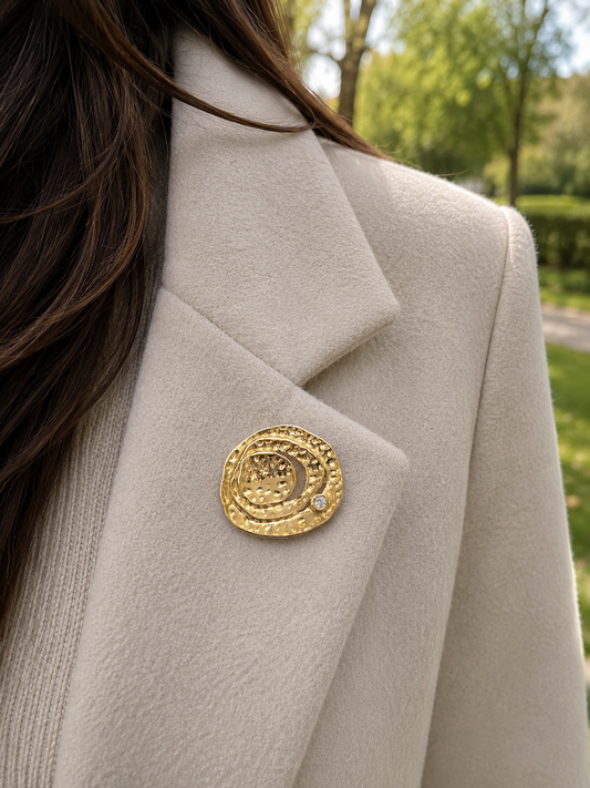 Broche ronde martelée strassée