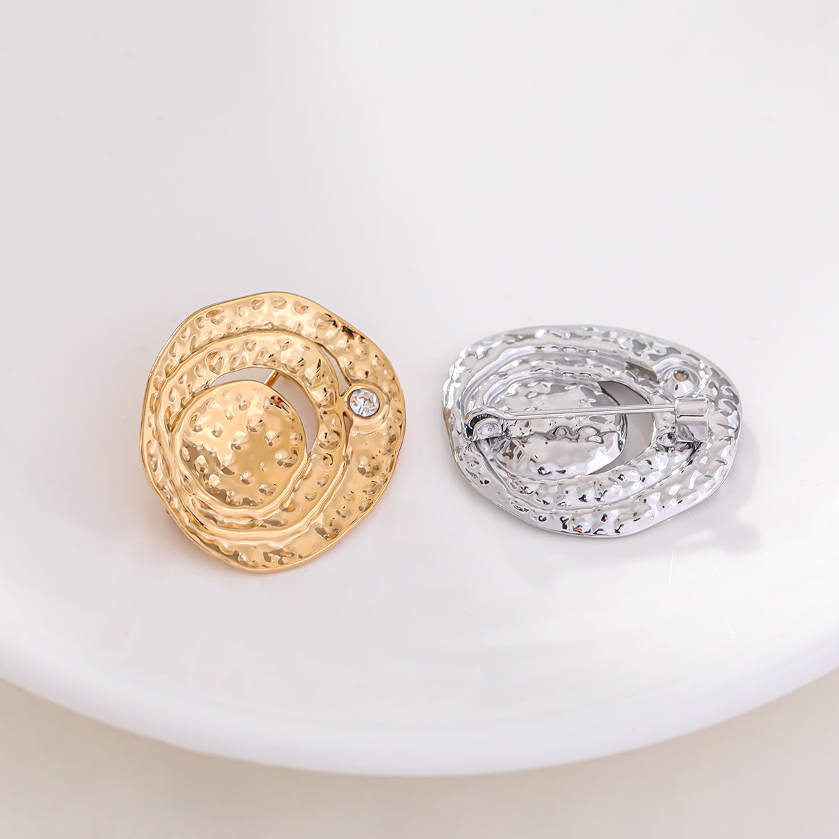 Broche rose vintage en métal argenté avec centre de sphère d'oeil de Broche rose vintage en métal argenté avec centre de sphère d'oeil de