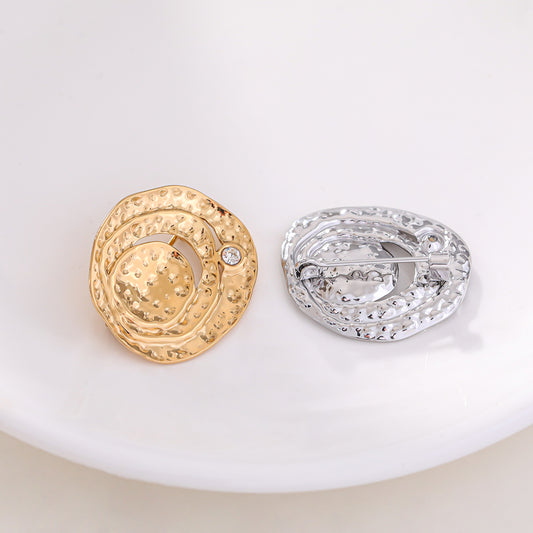 Broche rose argentée