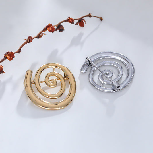 Broche dorée spirale