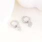 Boucles d'oreilles mini créoles avec pendentif fleur argenté