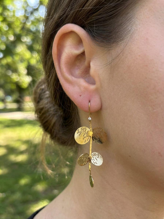 Boucles d'oreilles dorées pendantes fleur brossée