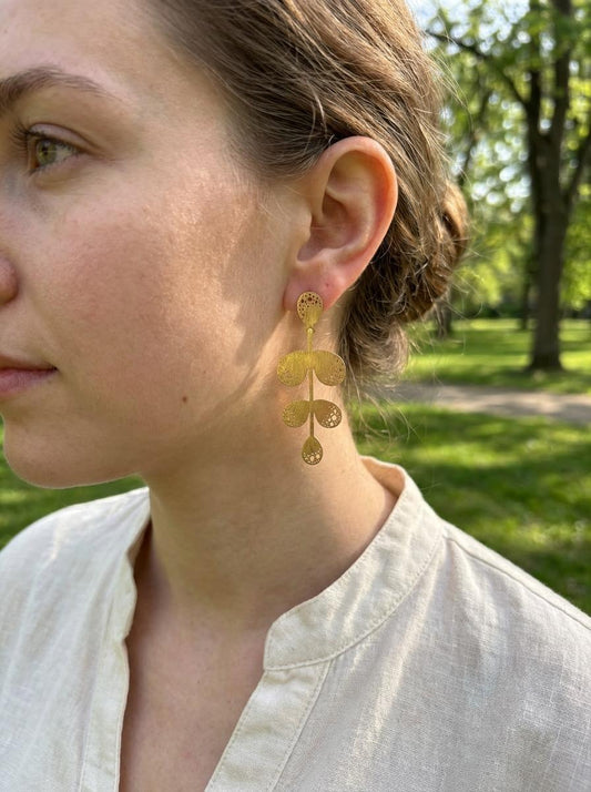 Boucles d'oreilles dorées brossés fleur