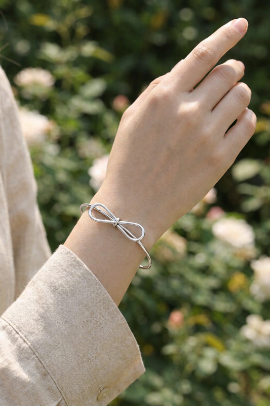 Bracelet jonc fin doré noeud avant