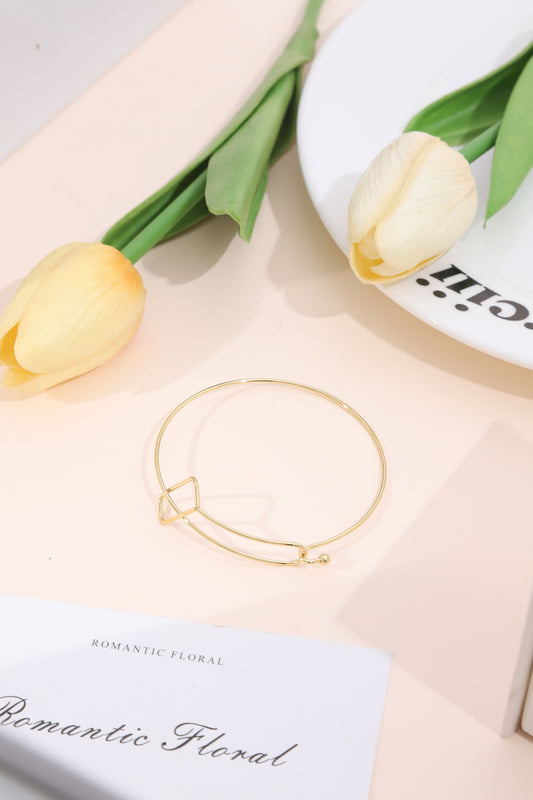 Bracelet jonc fin doré fermé minimaliste motif losange géométrique