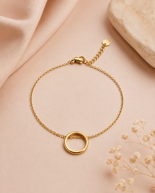 Bracelet fin doré avec anneau rond central