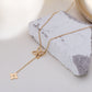 Collier chaîne dorée avec fleur en Y