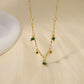 Collier chaîne dorée avec multi pendentifs verts