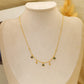 Collier chaîne dorée avec multi pendentifs verts