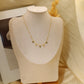 Collier chaîne dorée avec multi pendentifs verts