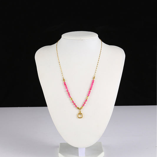 Collier dorée avec pierre fuchsia avec pendentif carré
