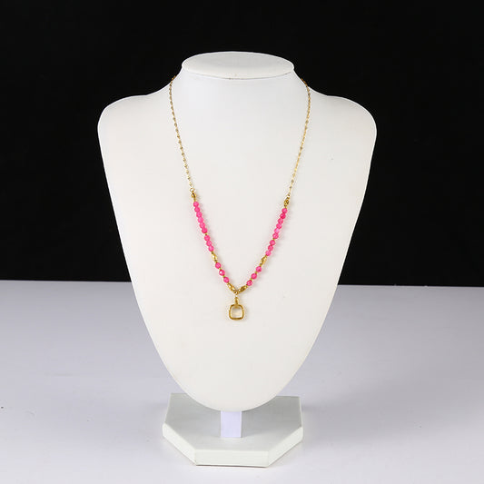 Collier dorée avec pierre fuchsia avec pendentif carré