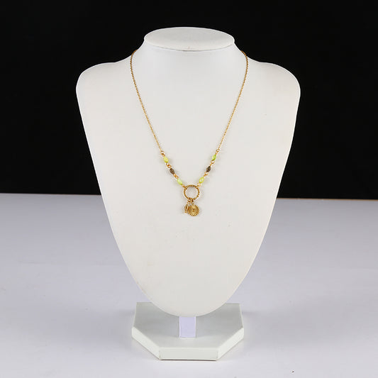 Collier chaîne dorée avec cercle et pierres vertes