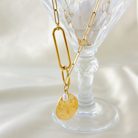 Collier maillon pendentif rond martelé avec perle blanche synthétique