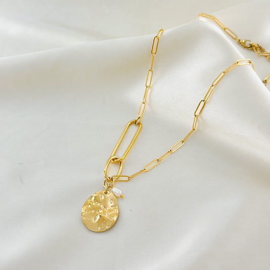 Collier maillon pendentif rond martelé avec perle blanche synthétique