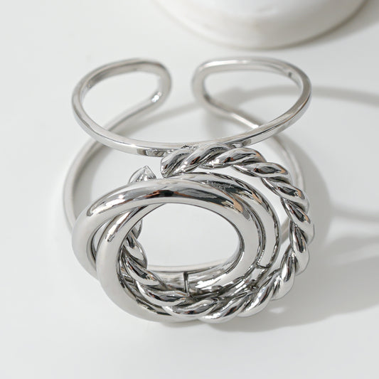 Bague Argentée Creuse Avec Anneaux Lisses Et Tressé