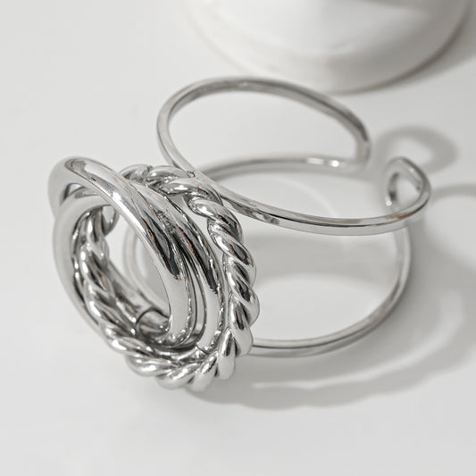 Bague Argentée Creuse Avec Anneaux Lisses Et Tressé