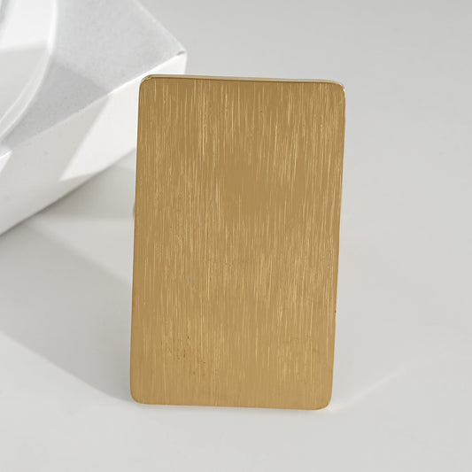 Bague Dorée Grande Plaque Rectangulaire Epaisse Brossée