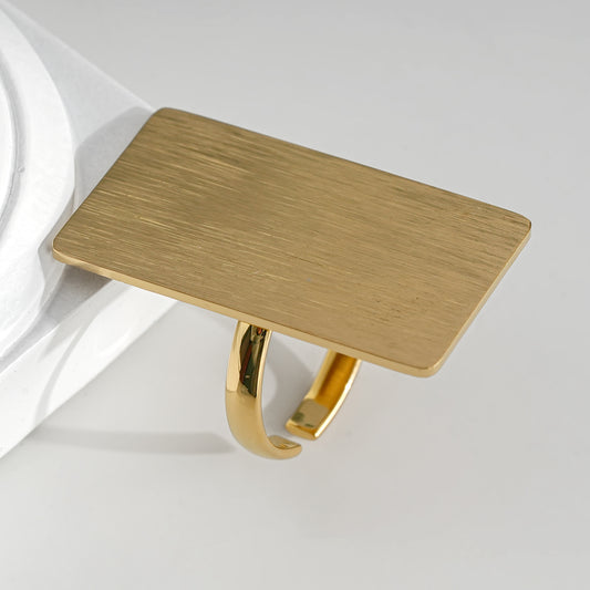 Bague Dorée Grande Plaque Rectangulaire Epaisse Brossée