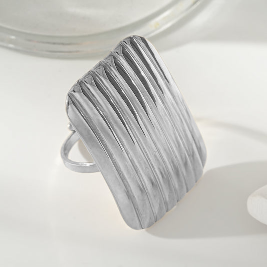 Bague Argentée Ajustable Plaque Rectangulaire Large Brillante Gravure Rayures